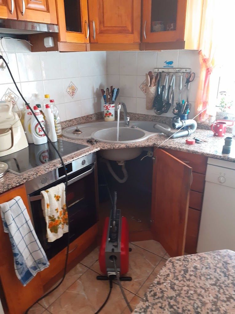 Sarokmosogató, a lefolyó tisztítása folyó vízzel ellenőrizve