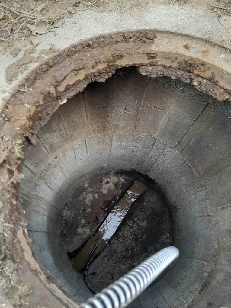 Betongyűrűs akna belseje tisztítás előtt (Huncsik Attila duguláselhárító)