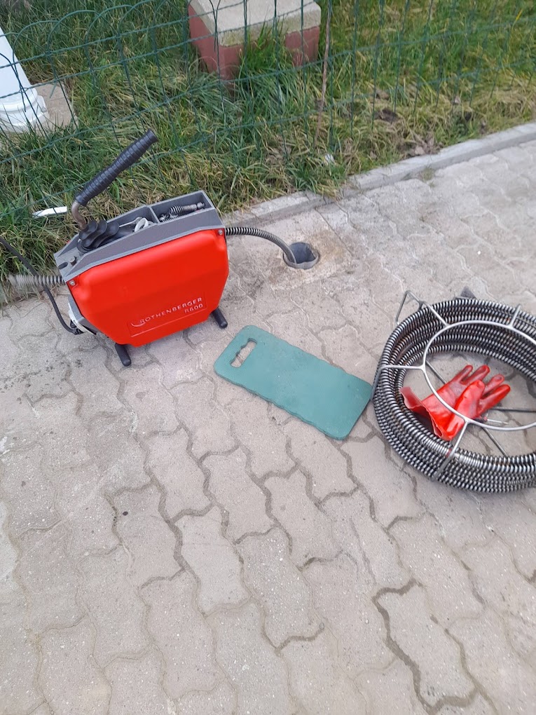 Térköves járda aknájának tisztítása (Huncsik Attila duguláselhárító)