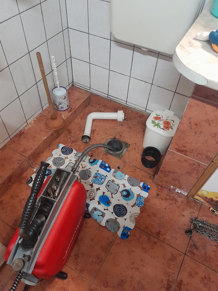 Padlóösszefolyó a WC mellett, spirállal kitisztítva (Huncsik Attila duguláselhárító)