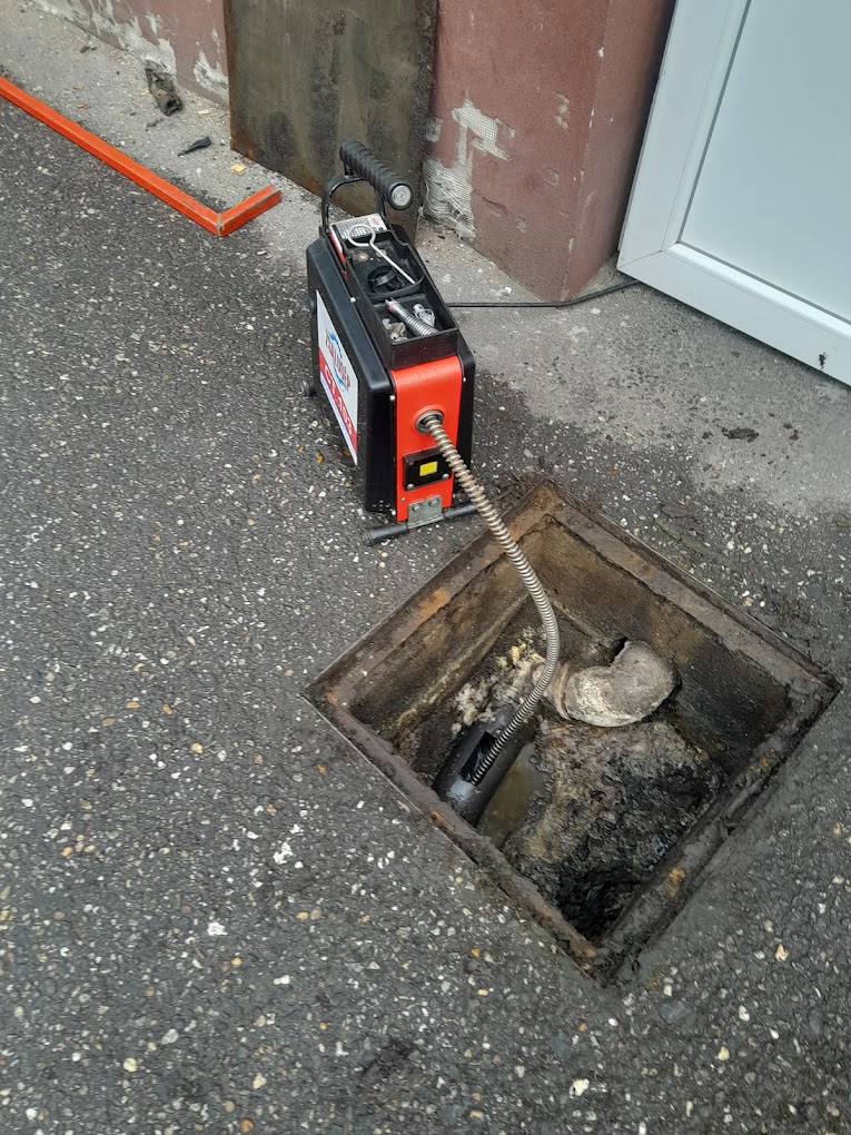 Aszfaltozott udvar iszapos aknájának tisztítása (Huncsik Attila duguláselhárító)