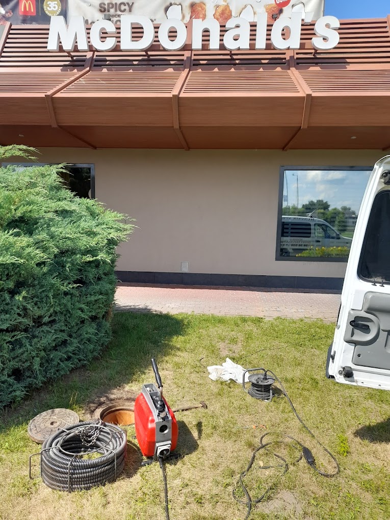 Csatornaakna tisztítása étterem előtt (Huncsik Attila duguláselhárító)