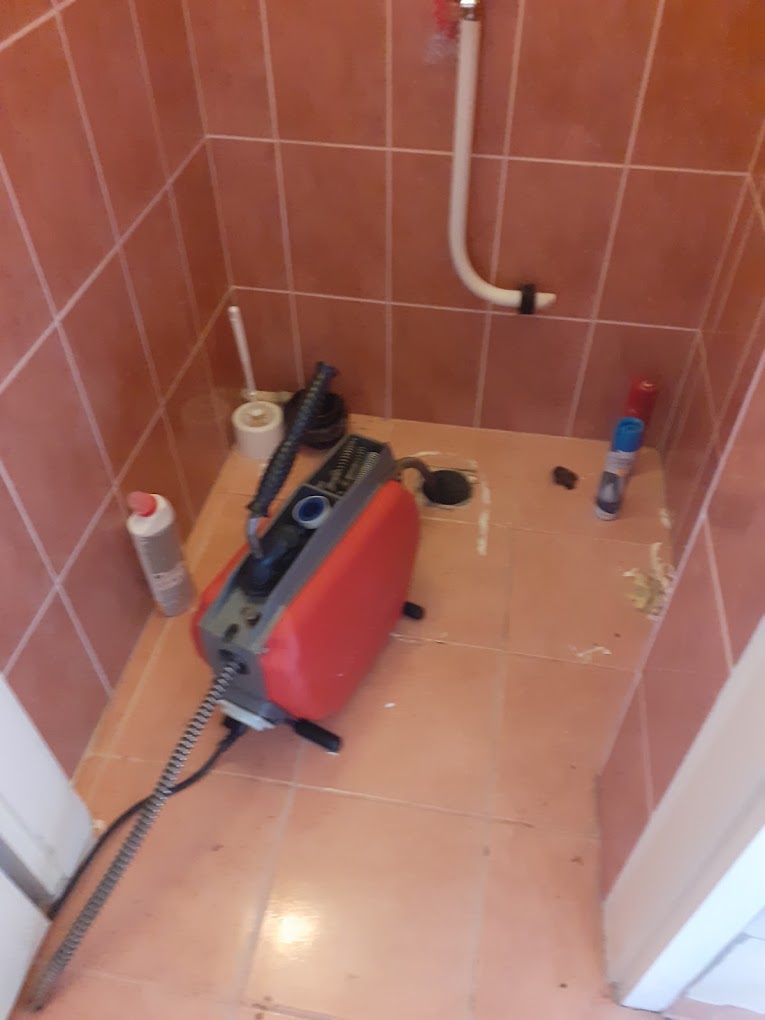 Kis fürdőszoba padlólefolyójának dugulása (Huncsik Attila duguláselhárító)