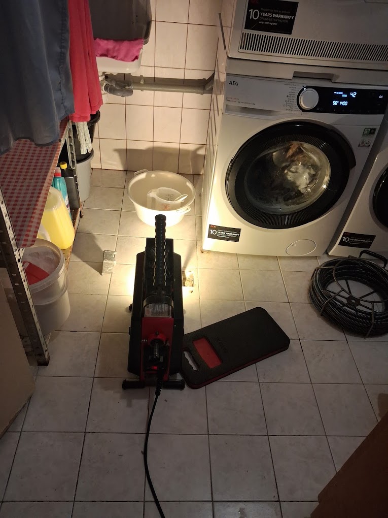 Mosógép melletti WC-lefolyó tisztítása (Huncsik Attila duguláselhárító)