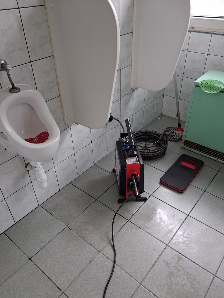 Piszoár dugulásának elhárítása (Huncsik Attila duguláselhárító)