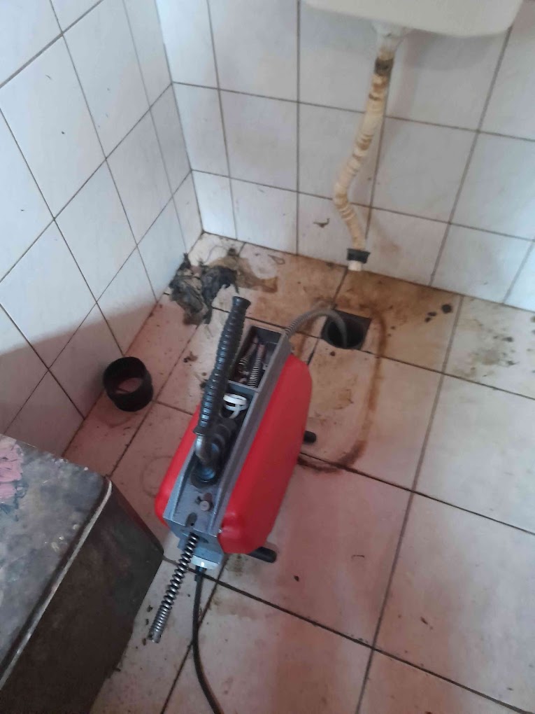 Erősen szennyezett padlólefolyó tisztítása (Huncsik Attila duguláselhárító)