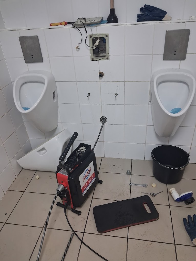Piszoár lefolyójának dugulás-elhárítása (Huncsik Attila duguláselhárító)