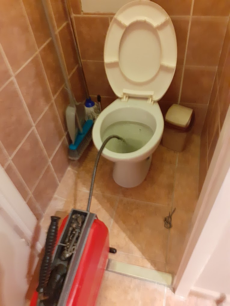 WC-dugulás elhárítása spirállal (Huncsik Attila duguláselhárító)
