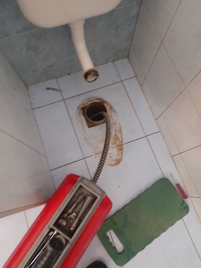Padlóba süllyesztett WC-lefolyó tisztítása (Huncsik Attila duguláselhárító)