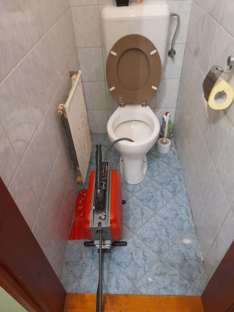 WC-dugulás elhárítása (Huncsik Attila duguláselhárító)