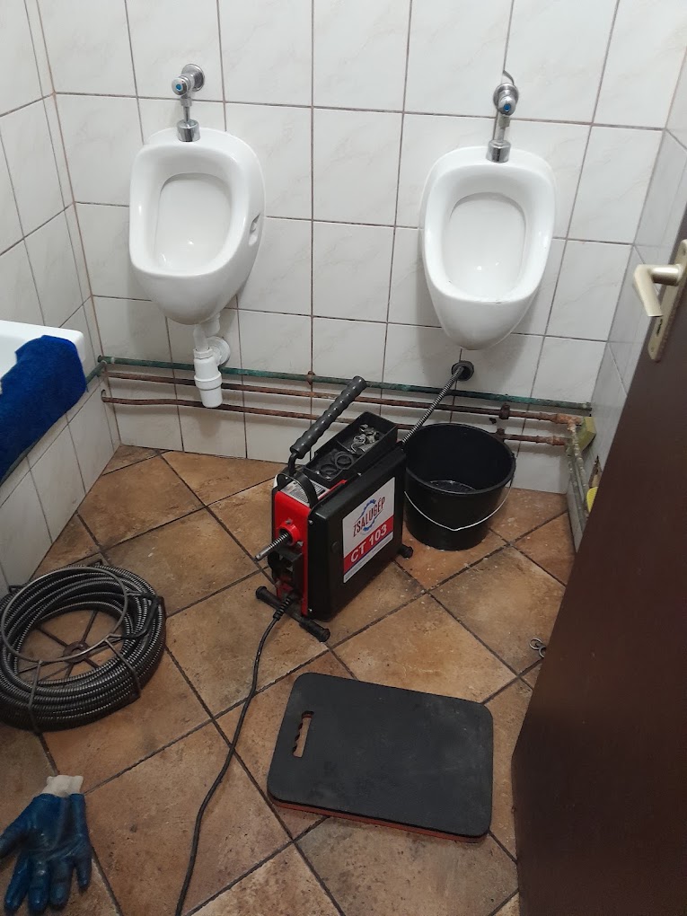 Két piszoár lefolyójának gépi tisztítása (Huncsik Attila duguláselhárító)