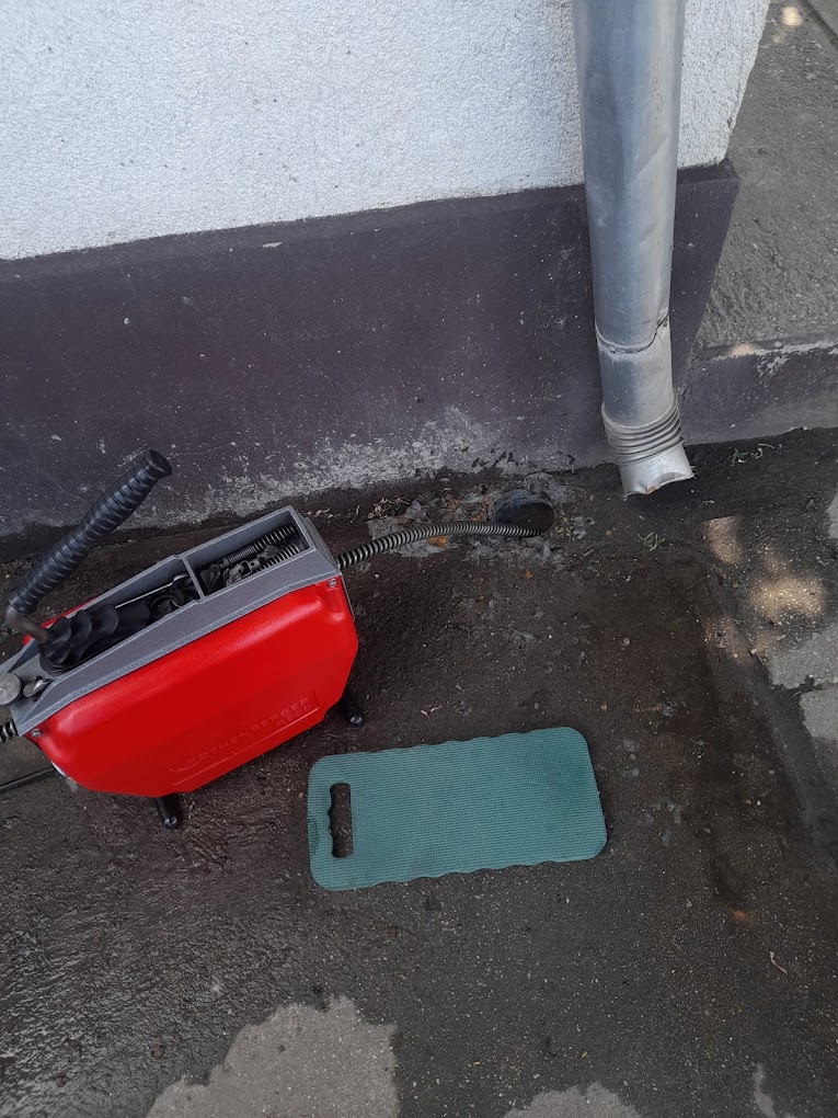 Ereszcsatorna lefolyójának tisztítása (Huncsik Attila duguláselhárító)