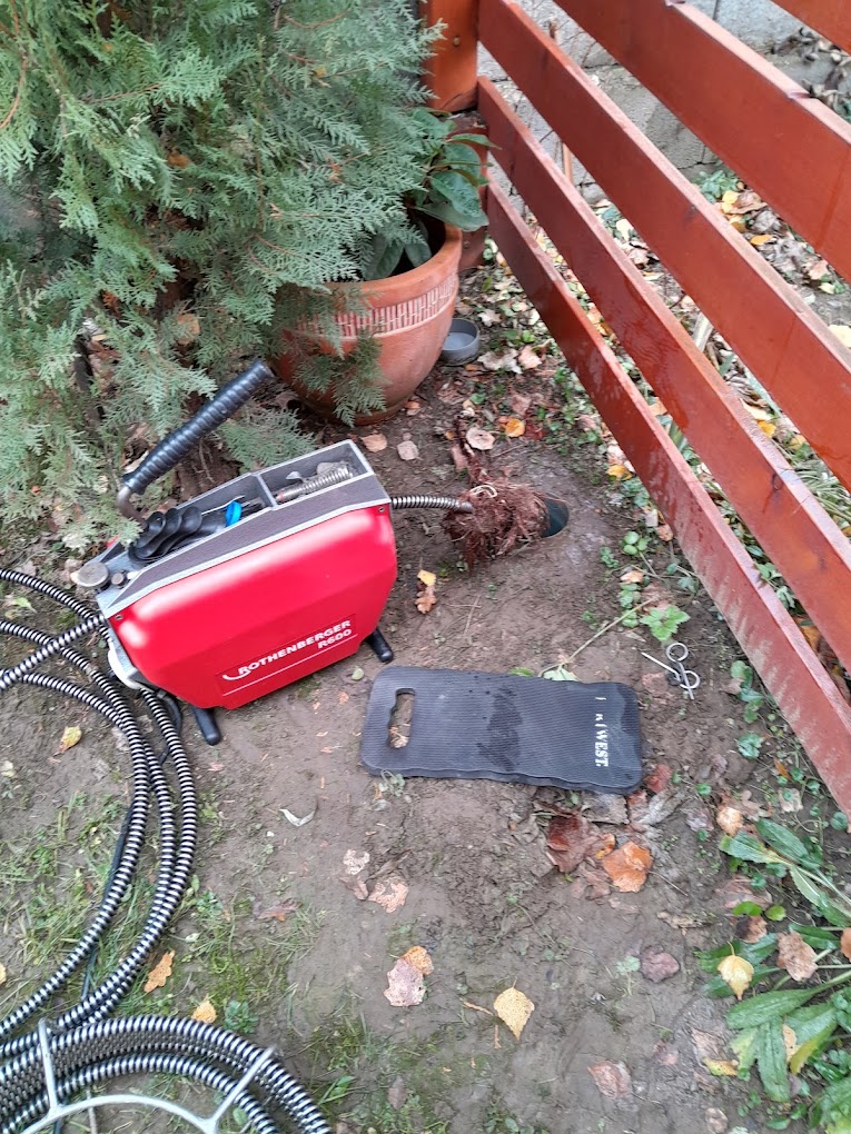Kerti lefolyócső kerítés mellett (Huncsik Attila duguláselhárító)
