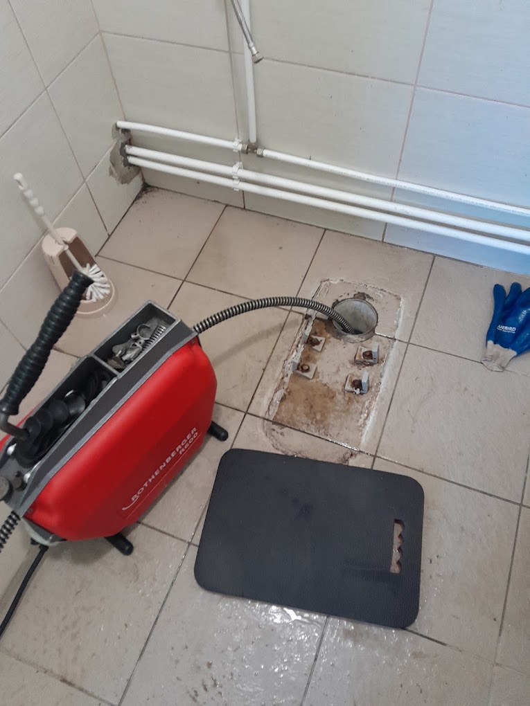 Fürdőszoba padlólefolyójának tisztítása (Huncsik Attila duguláselhárító)