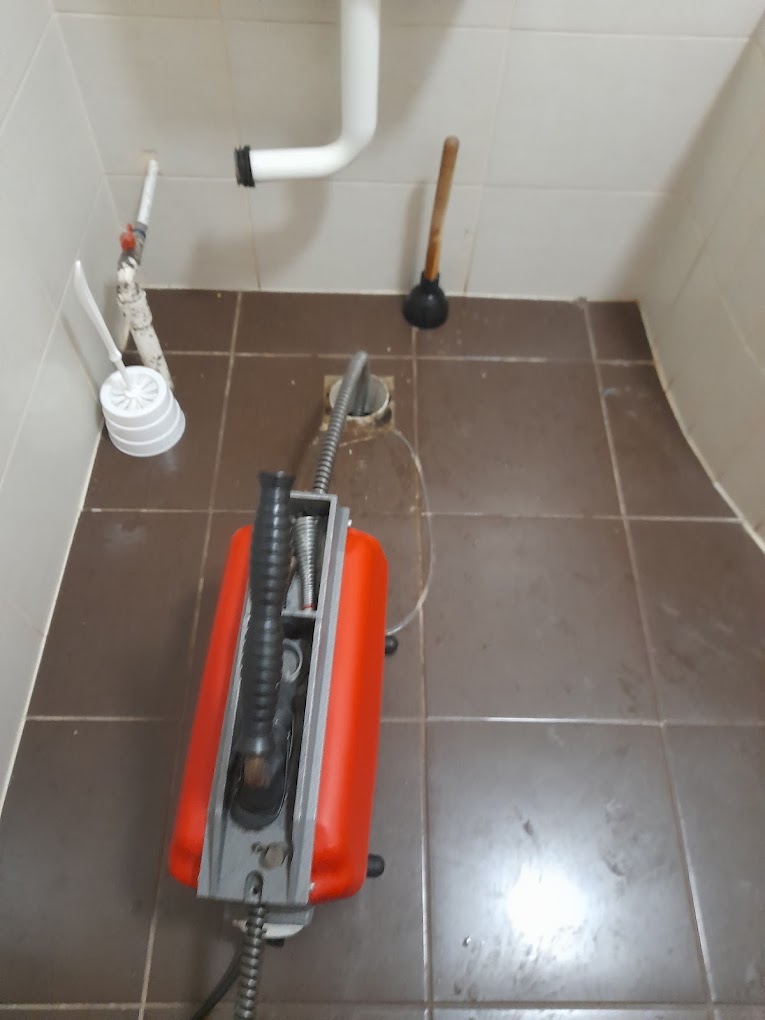 WC-lefolyó tisztítása (Huncsik Attila duguláselhárító)