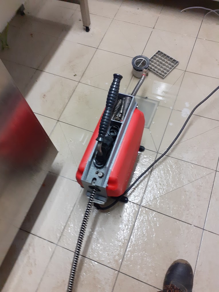 Vendéglátóegység padlóösszefolyója (Huncsik Attila duguláselhárító)
