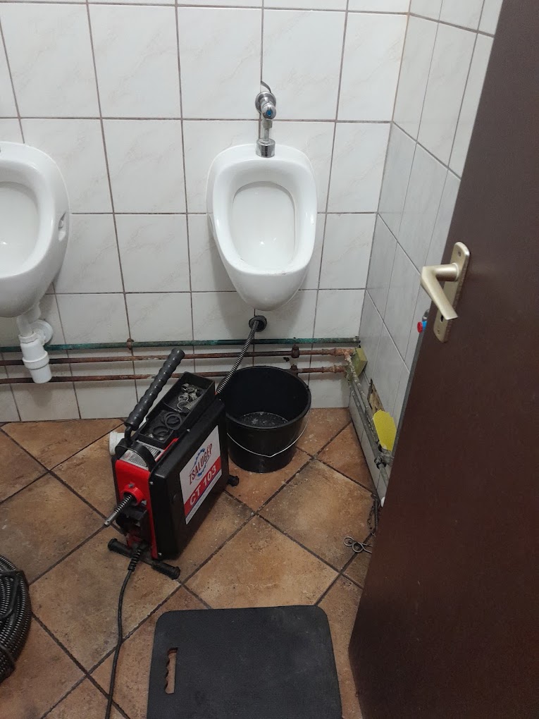Piszoárok lefolyójának tisztítása (Huncsik Attila duguláselhárító)