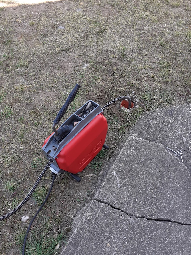 Beton mellett lévő lefolyócső tisztítása (Huncsik Attila duguláselhárító)
