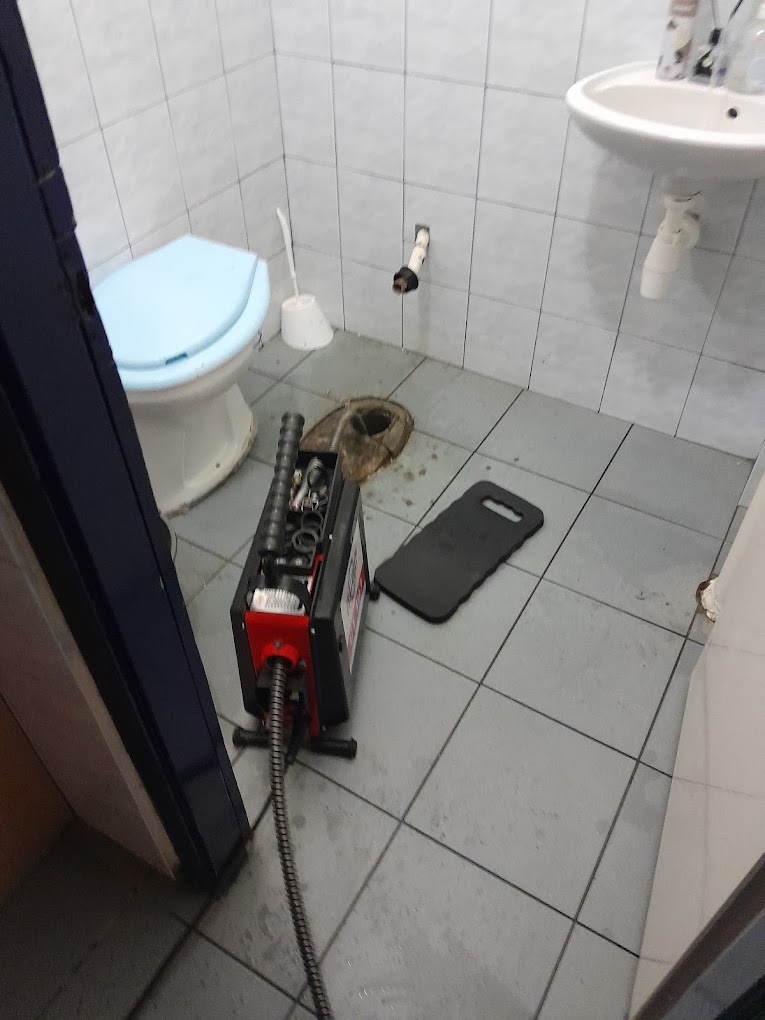 WC és mosdó melletti padlólefolyó (Huncsik Attila duguláselhárító)