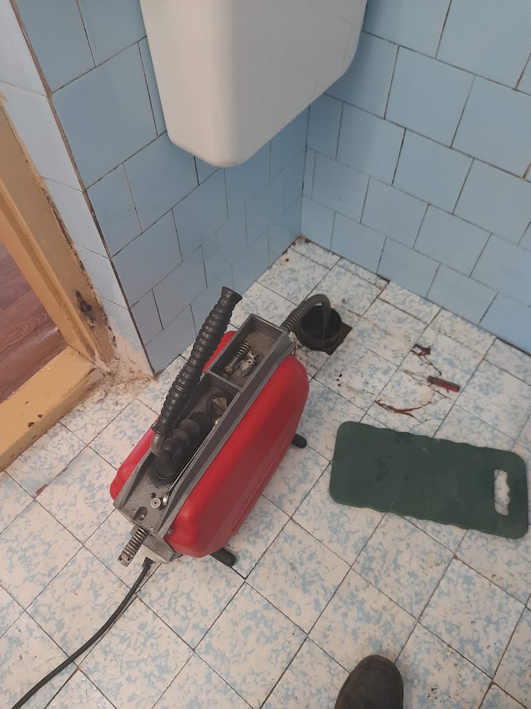 WC-lefolyó dugulásának elhárítása (Huncsik Attila duguláselhárító)