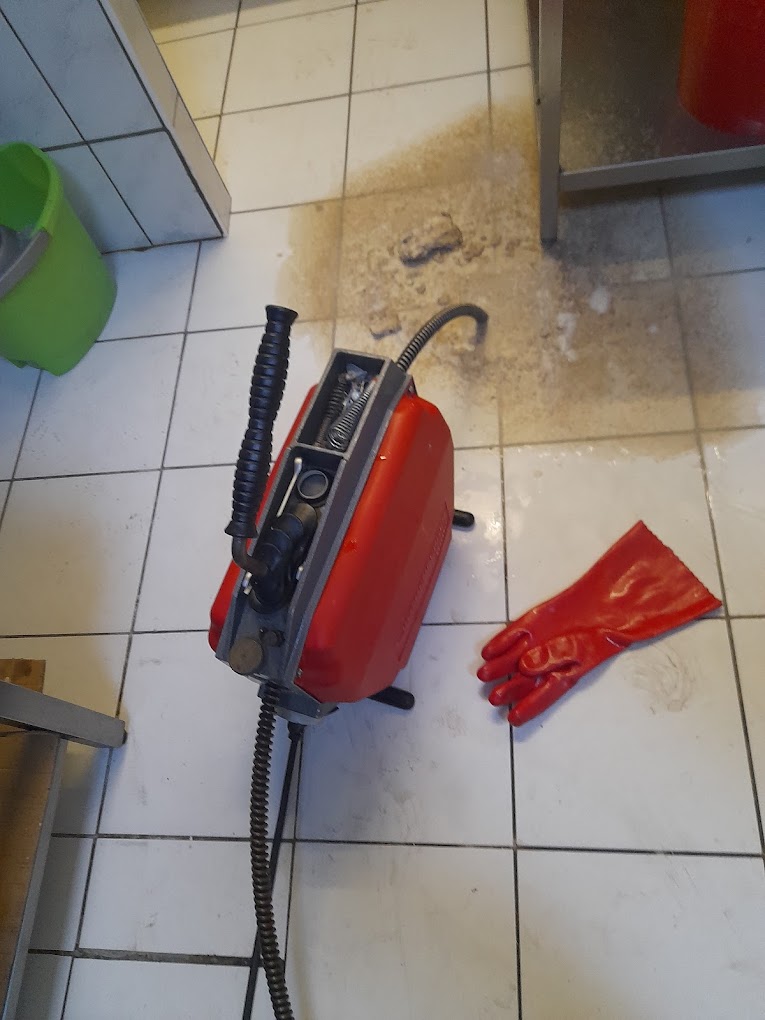 Üzemi konyha padlóösszefolyója (Huncsik Attila duguláselhárító)